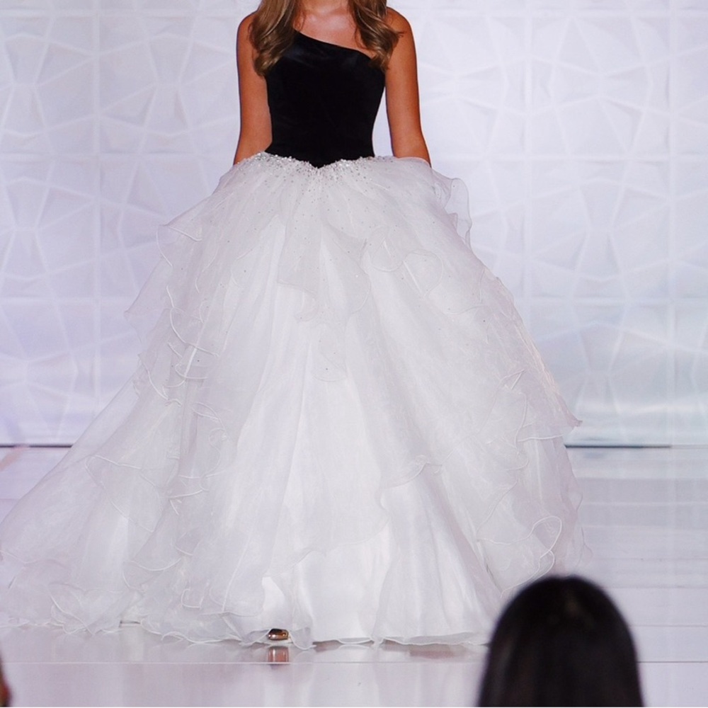 Ashley lauren gown